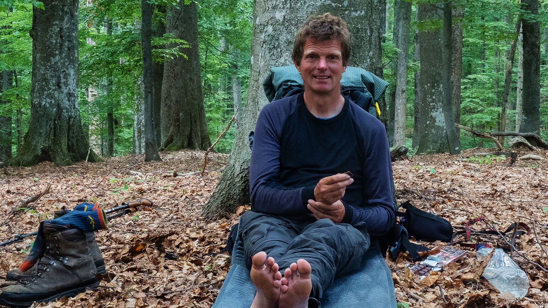 Gerald Klamer sitzt in den Karpaten am Waldboden © Gerald Klamer