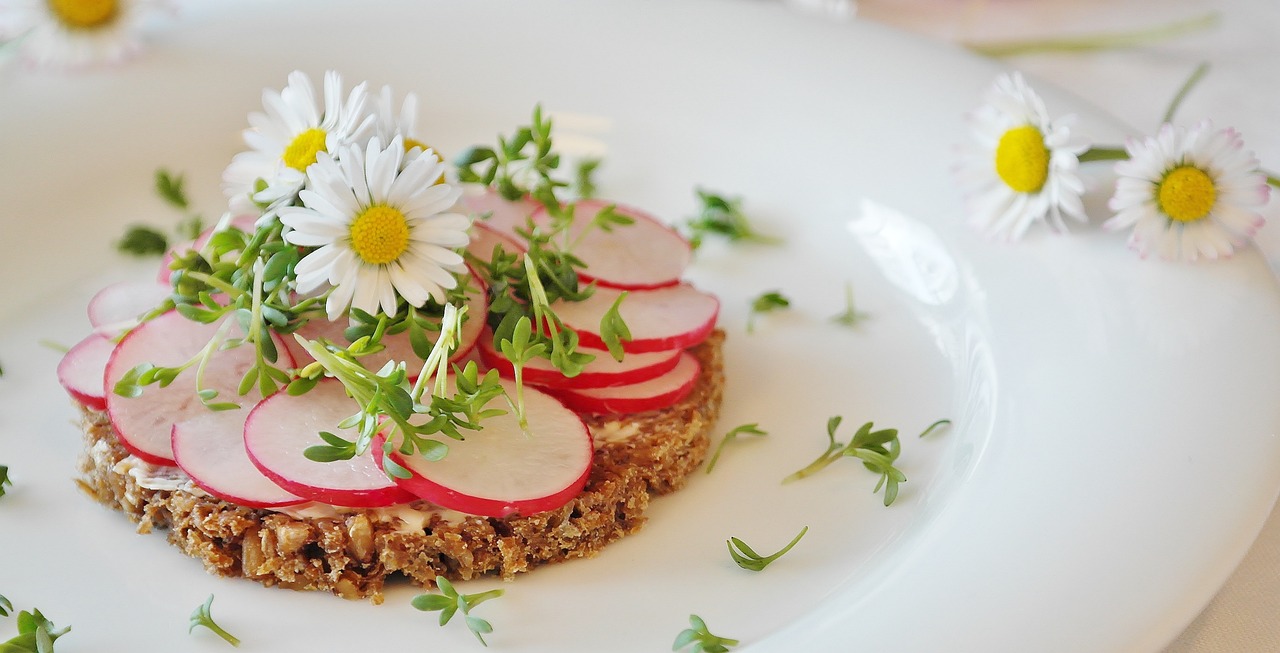 gesundes Frühstück mit Radieschen und Kresse