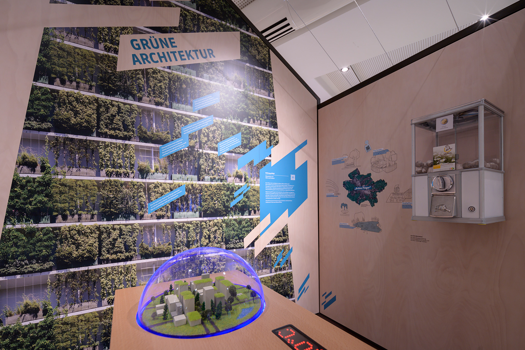 Ausstellungsbereich zum Thema Grüne Architektur im Museum am Schölerberg. © Hermann Pentermann