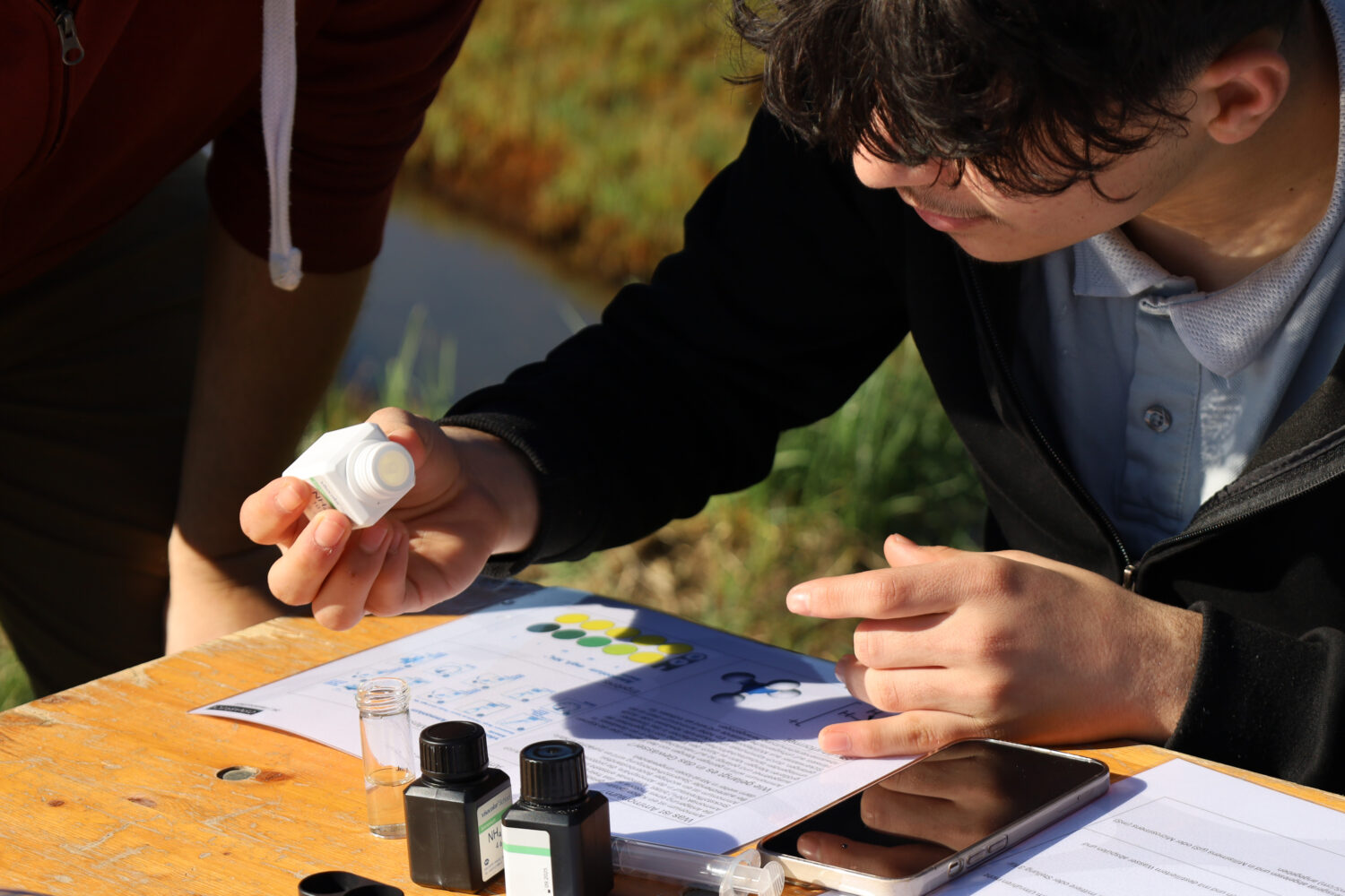 Schüler experimentiert am Umweltmobil Grashüpfer. © Imke Wilxmann