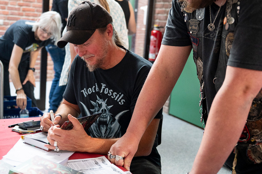 Mats Eriksson signiert sein Buch im Museum am Schölerberg. (c) Angela von Brill