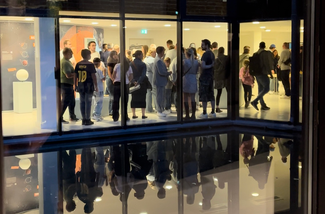 Menschen warten im Museum am Schölerberg