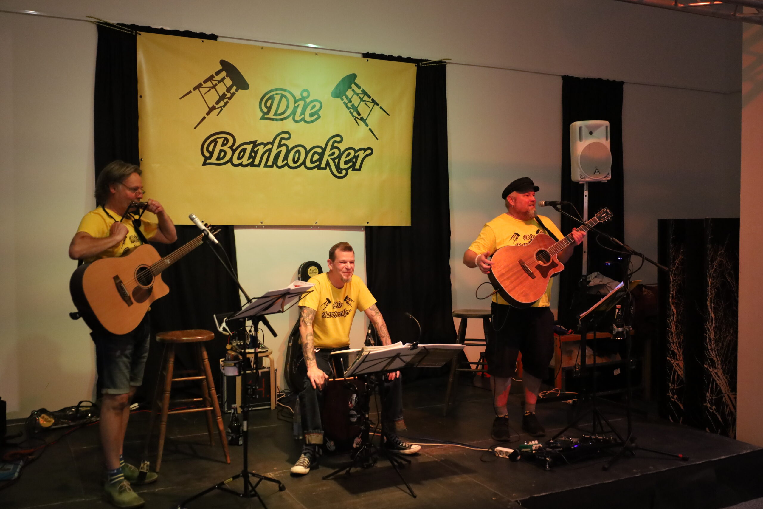 "Die Barhocker" spielen im Museum am Schölerberg auf einer Bühne.