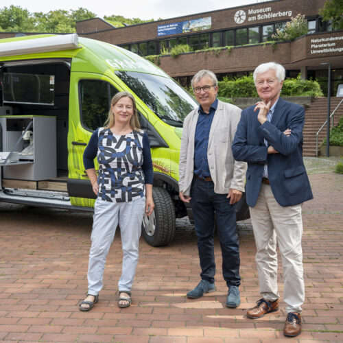 Präsentieren stolz den neuen „Grashüpfer“: Andrea Hein, Leitung Umwelt-bildungszentrum, Norbert Niedernostheide, Museumsdirektor und Antonius Fahnemann, Vorsitzender des Vorstandes der Haarmann-Stiftung. © Angela von Brill
