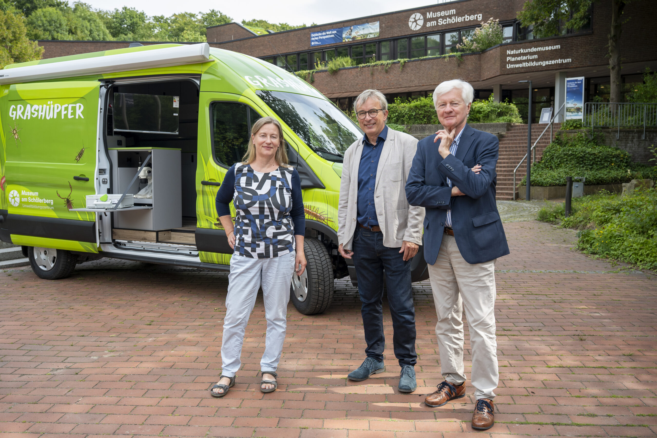 Präsentieren stolz den neuen „Grashüpfer“: Andrea Hein, Leitung Umwelt-bildungszentrum, Norbert Niedernostheide, Museumsdirektor und Antonius Fahnemann, Vorsitzender des Vorstandes der Haarmann-Stiftung. © Angela von Brill