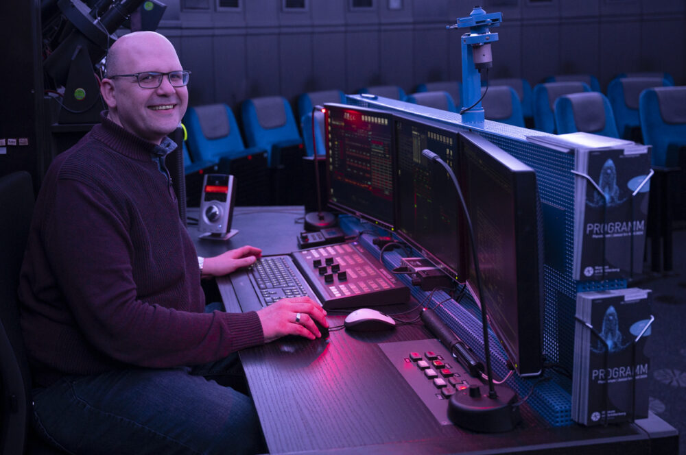 Thorsten Ratzka sitzt im Planetarium. (c) Angela von Brill
