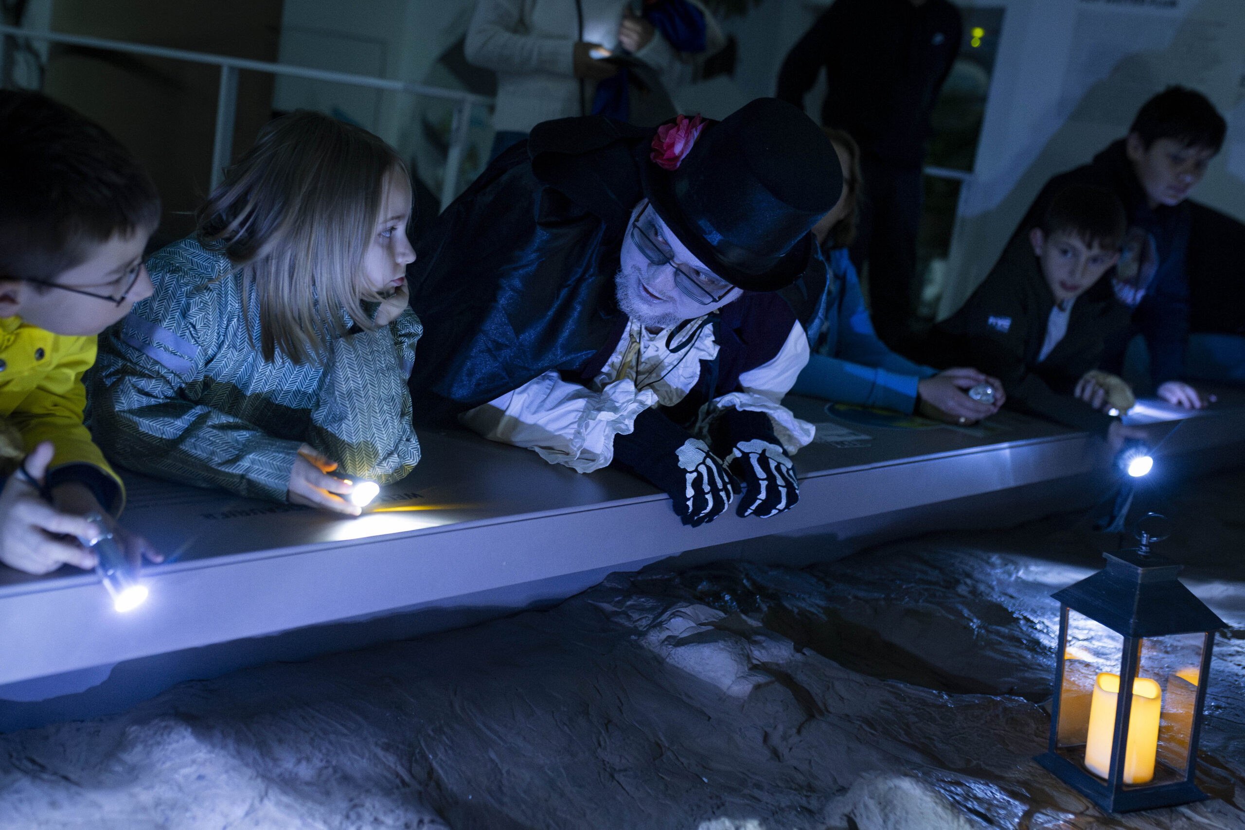 Nachts im Museum - So sieht das Museum am Schölerberg im Taschenlampenlicht aus. Foto: Swaantje Hehmann